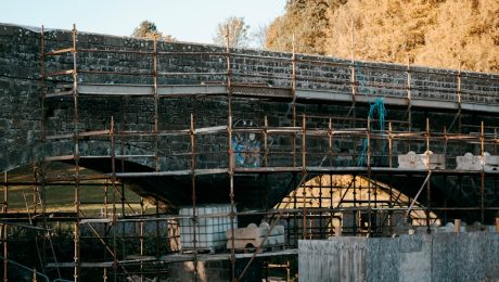 Use-of-scaffolding-pipes-in-construction