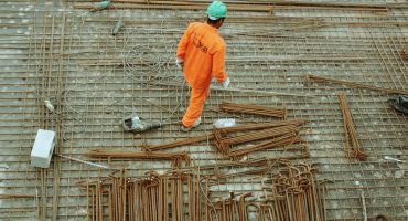 Use-of-scaffolding-pipes-in-construction